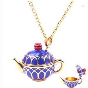 Designer inspired a  Kate Spade teapot necklace.